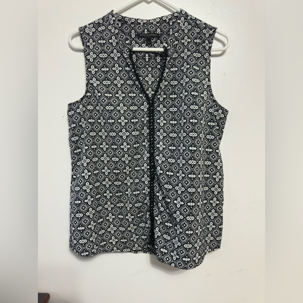 Banana Republic Black and White Sleeveless Blouse